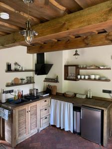 uma cozinha com tectos em madeira e um forno com placa de fogão em Čapu Liepu sauna em Garkalne