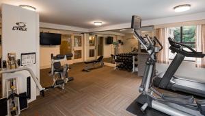 The fitness centre and/or fitness facilities at Best Western Merry Manor Inn