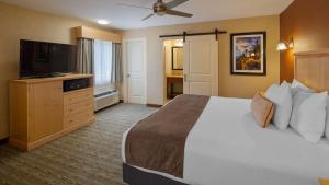 Giường trong phòng chung tại Best Western Acadia Park Inn