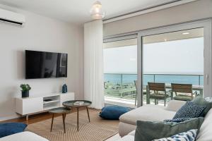 フンシャルにあるAlameda Formosa I by An Island Apartの海の見えるリビングルーム