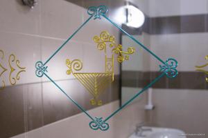 d'un miroir affichant une décoration dorée sur le mur d'une salle de bains. dans l'établissement Agriresort Terradome, à Uta 28 autres photos