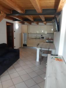 a kitchen and living room with a couch and a table at Casa Cheney in Saint-Christophe