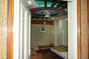 salon z kanapą i sufitem w obiekcie Hotel Deluxe w mieście Kachāhri