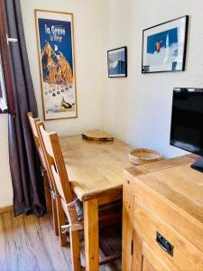 una mesa de madera con una silla y un escritorio en Charming Studio In The Heart Of Saint Chaffrey, en Saint-Chaffrey