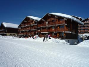 un edificio en una pista de esquí en la nieve en Studio Les Saisies, 1 pièce, 5 personnes - FR-1-293-149, en Les Saisies