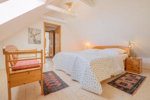 A bed or beds in a room at Kranach 5 - Wohnen beim Wein