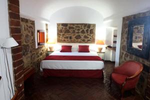 Tempat tidur dalam kamar di Hotel Monasterio de Rocamador