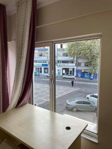 Habitación con ventana y vistas a la calle. en Meydan Pansiyon Uskudar, en Estambul 23 fotos más