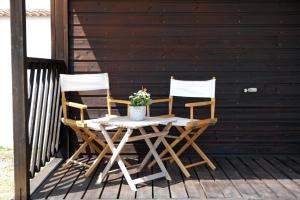 - deux chaises et une table sur une terrasse couverte dans l'établissement SOLECITO, à Chiclana de la Frontera