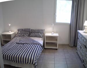 ein kleines Schlafzimmer mit einem Bett und zwei Nachttischen in der Unterkunft Villa-Tauro Leyh in Mogán