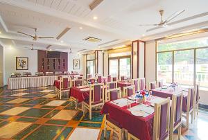 Restaurace v ubytování Aron Resort Lonavala - Near Old Mumbai Pune Highway