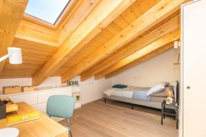 1 dormitorio con cama y techo de madera en ALTIDO Contemporary apartments in historical Giambellino-Lorenteggio, en Milán