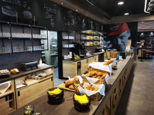 a bakery with a counter with baskets of bread at RINGRAST das Erlebnishotel beim Red Bull Ring in Spielberg