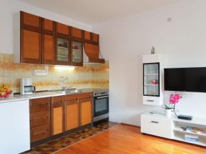 een keuken met een wastafel en een fornuis bij Apartment Vera - MLK325 by Interhome in Malinska