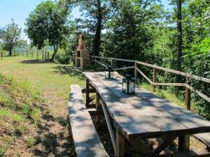 A garden outside Apartment Pian dei Carpini - Janis by Interhome