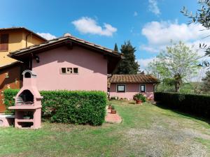 ein rosa Haus mit Kamin im Hof in der Unterkunft Locazione Turistica L'Uccelliera - SMN130 in Canneto