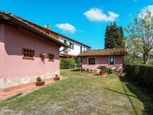 ein Haus mit einem Hof davor in der Unterkunft Locazione Turistica L'Uccelliera - SMN130 in Canneto