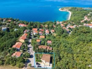 eine Luftansicht eines Hauses auf einem Hügel neben dem Wasser in der Unterkunft Apartment Mila-2 by Interhome in Jadranovo