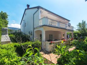 ein weißes Haus mit einem Balkon darauf in der Unterkunft Apartment Mila-2 by Interhome in Jadranovo