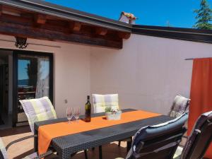 stół z butelką wina na patio w obiekcie Apartment Dilly-3 by Interhome w mieście Pinezići +12 zdjęć