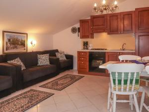 salon z kanapą i stołem w obiekcie Apartment Dilly-3 by Interhome w mieście Pinezići