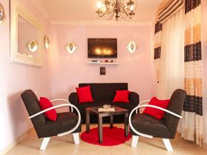 sala de estar con sofá, sillas y mesa en Apartment Dilly - KRK116 by Interhome en Pinezici