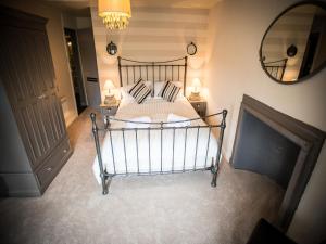 A bed or beds in a room at The King's Head 