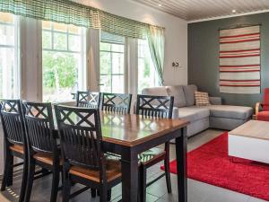 ein Wohnzimmer mit Tisch und Stühlen und einer Couch in der Unterkunft Holiday Home Hintrekki by Interhome in Kaustinen