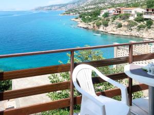 einen Balkon mit einem Tisch, Stühlen und Meerblick in der Unterkunft Holiday Home Mara - KBG400 by Interhome in Matijević