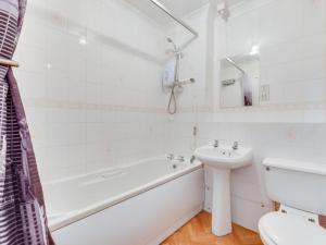 Kylpyhuone majoituspaikassa Apartment Lewes by Interhome