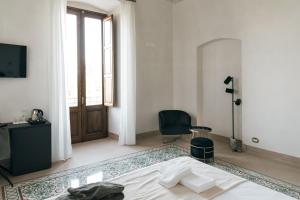 Tempat tidur dalam kamar di Villa Pesce 1820 Residenza d'Epoca & SPA
