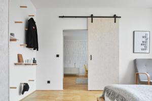um quarto com paredes brancas e uma porta deslizante em Cozy Flat in New Town by Prague Days em Praga