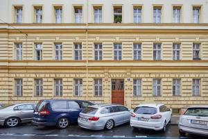 um grupo de carros estacionados em frente a um edifício em Cozy Flat in New Town by Prague Days em Praga