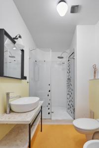 uma casa de banho com um chuveiro, um lavatório e um WC. em Cozy Flat in New Town by Prague Days em Praga