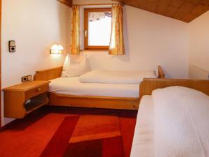 mały pokój z dwoma łóżkami i oknem w obiekcie Apartment Elisabeth by Interhome w Alpbach +19 zdjęć