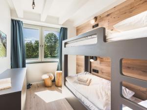 een slaapkamer met een stapelbed en een bureau bij Apartment Mariandl am Meer-5 by Interhome in Staphel