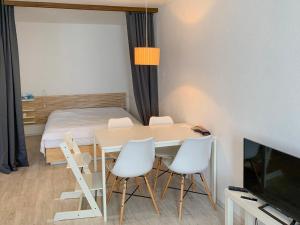 una camera con tavolo, sedie e letto di Apartment Parkareal - Utoring-21 by Interhome a Bolgen