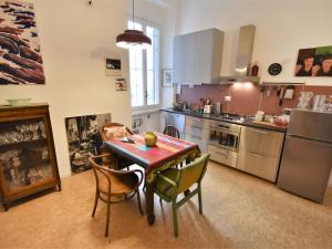 eine Küche mit einem Tisch und Stühlen in der Unterkunft Apartment NoLo Art Apartment by Interhome in Mailand