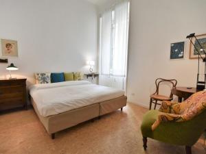 ein Schlafzimmer mit einem Bett, einem Stuhl und einem Schreibtisch in der Unterkunft Apartment NoLo Art Apartment by Interhome in Mailand