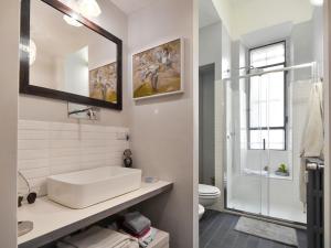 ein weißes Bad mit einem Waschbecken und einer Dusche in der Unterkunft Apartment NoLo Art Apartment by Interhome in Mailand
