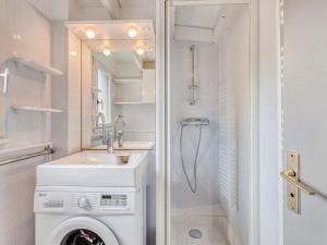 Un baño con lavadora y lavabo. en Apartment Les Argentines by Interhome, en Saint-Palais-sur-Mer