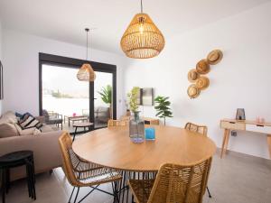 ein Wohnzimmer mit Tisch und Stühlen in der Unterkunft Apartment Piscis by Interhome in Torre del Mar