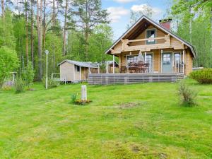 ein kleines Holzhaus mit einem großen Hof in der Unterkunft Holiday Home Lietukka by Interhome in Outokumpu