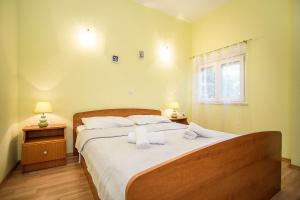 Ένα ή περισσότερα κρεβάτια σε δωμάτιο στο Apartments Krstičević
