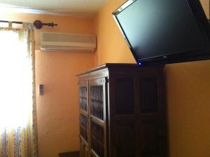 Telewizja i/lub zestaw kina domowego w obiekcie Hostal Paracuellos