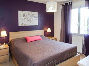 Dormitorio con cama con almohada rosa en Holiday Home Allegra by Interhome, en Le Val
