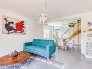 sala de estar con sofá azul y mesa en Holiday Home Les Nanous by Interhome en Saint-Raphaël
