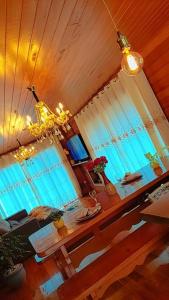 sala de estar con mesa y lámpara de araña en Recanto Della Mata en Venda Nova do Imigrante