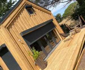 un bâtiment avec une fenêtre et une plante en pot dans l'établissement La mahasiah, à Puget-sur Argens