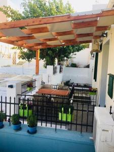 Balkón nebo terasa v ubytování Kontos-Traditional house in Andros beach